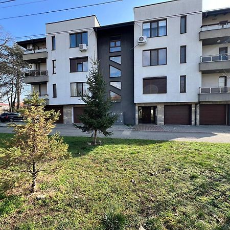 Kazanlak Large Guest House Apartment Near The Center With Full Kitchen & Dining Room, King Beds, Garden Patio, Free Parking & Self Check-In Buitenkant foto