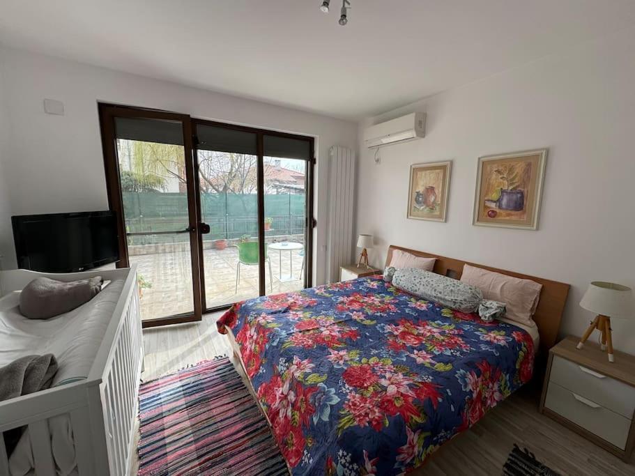 Kazanlak Large Guest House Apartment Near The Center With Full Kitchen & Dining Room, King Beds, Garden Patio, Free Parking & Self Check-In Buitenkant foto