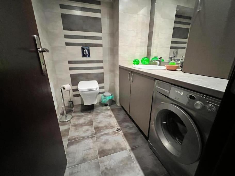 Kazanlak Large Guest House Apartment Near The Center With Full Kitchen & Dining Room, King Beds, Garden Patio, Free Parking & Self Check-In Buitenkant foto