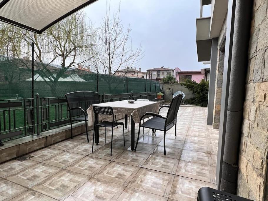 Kazanlak Large Guest House Apartment Near The Center With Full Kitchen & Dining Room, King Beds, Garden Patio, Free Parking & Self Check-In Buitenkant foto