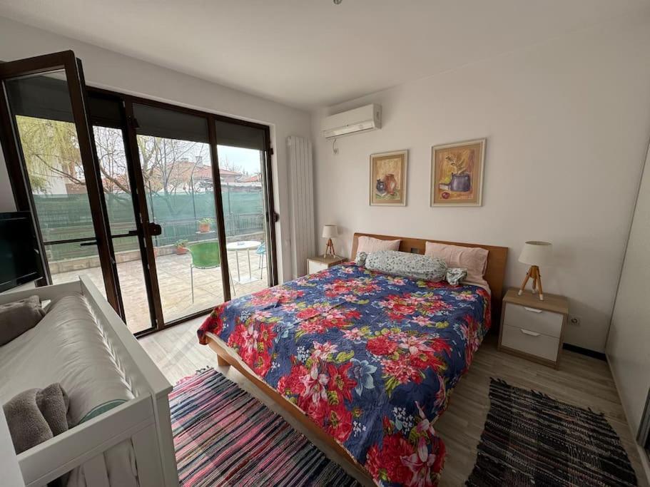 Kazanlak Large Guest House Apartment Near The Center With Full Kitchen & Dining Room, King Beds, Garden Patio, Free Parking & Self Check-In Buitenkant foto