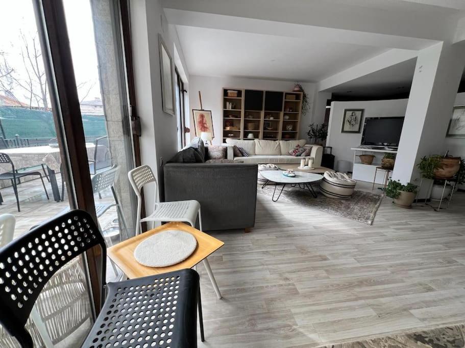 Kazanlak Large Guest House Apartment Near The Center With Full Kitchen & Dining Room, King Beds, Garden Patio, Free Parking & Self Check-In Buitenkant foto